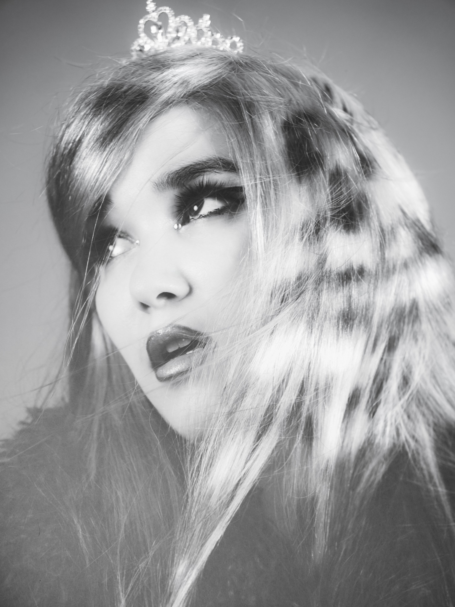 Portrait noir et blanc de Yazida avec diadème